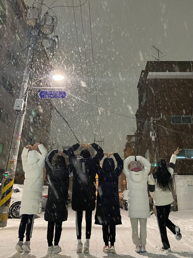 STAYC вместе вышли на улицу, чтобы погулять под снегом