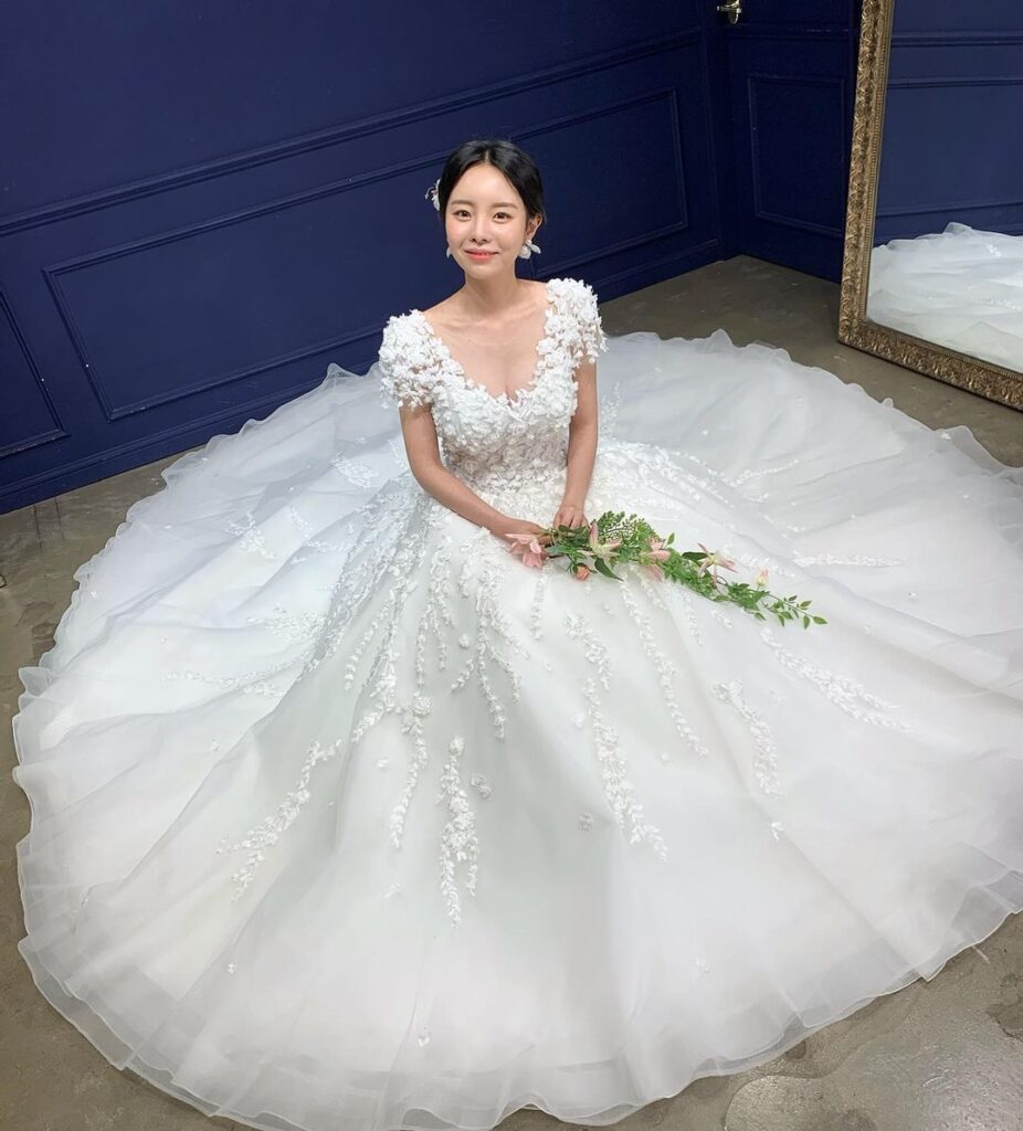 Сестра Хосока из BTS выбирает свадебное платье