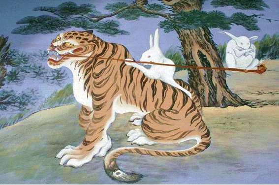 Тигр в мифах Кореи - посредник между Небом и Землей, а также символ мужества. Сейчас корейцы используют фигурку тигра как оберег от злых духов и вешают её на...