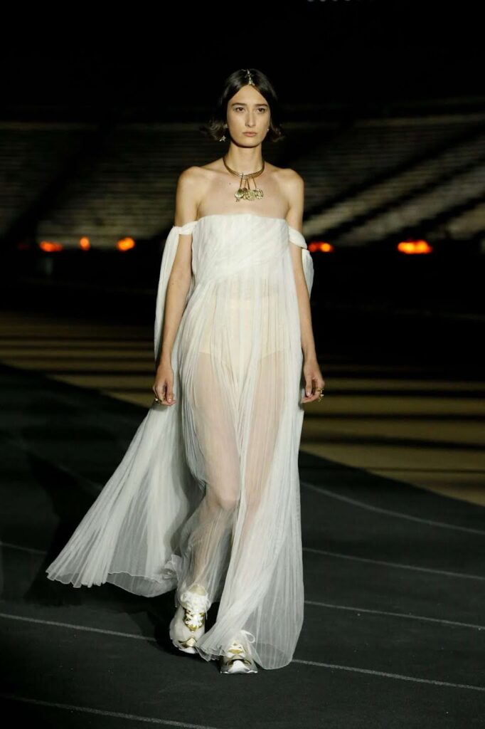 Джису из BLACKPINK превзошла модель с подиума Dior