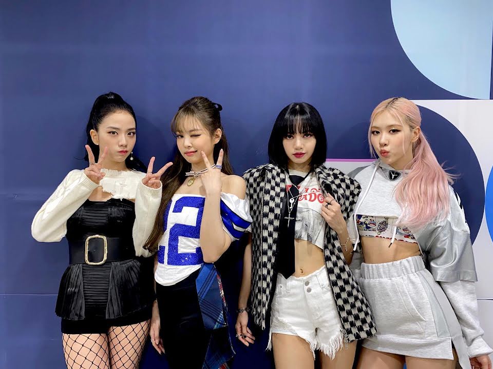 Лиса из BLACKPINK развеяла слухи о расформировании