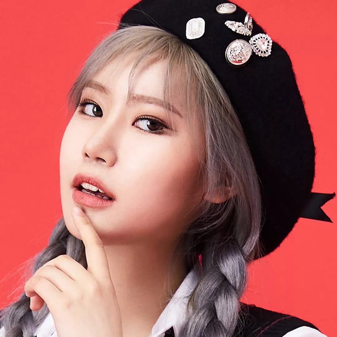 В какой команде была Бэсси из LAPILLUS в школе?