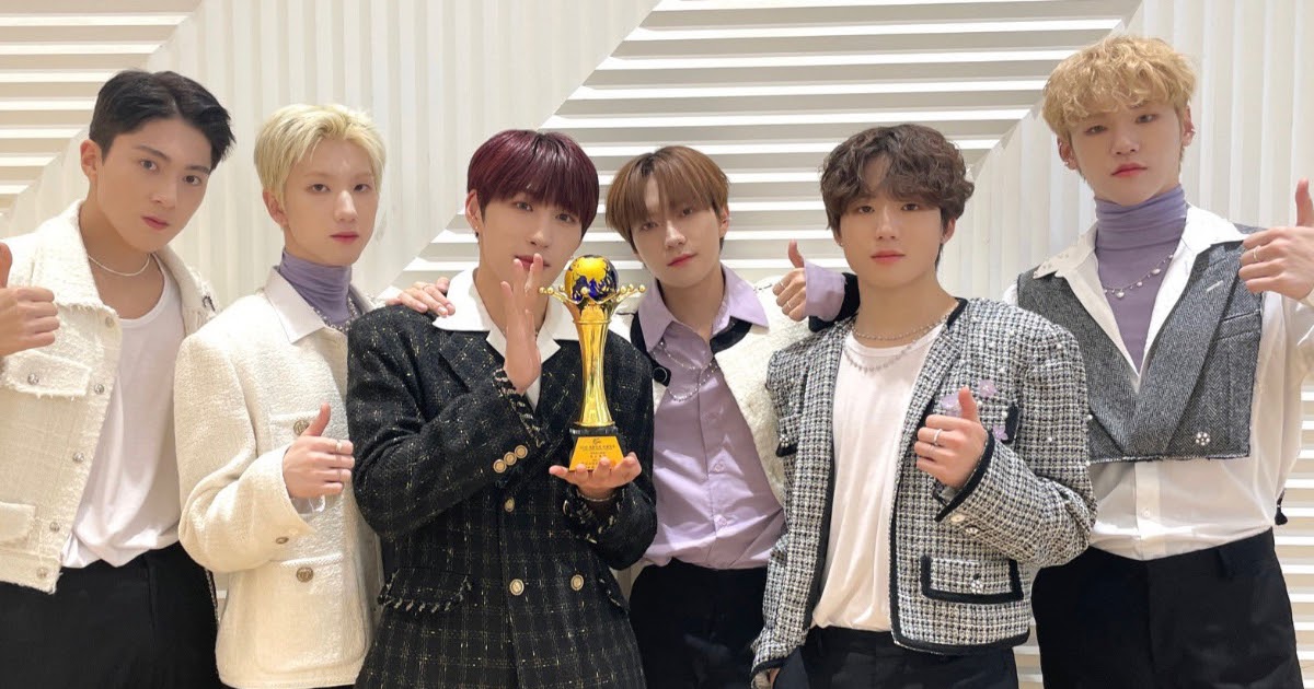 JUST B получили награду "Восходящая звезда" на церемонии "2022 Korea Model Awards"