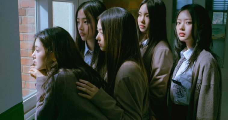Корейские фанаты считают, что клип NewJeans на песню "Ditto" рассказывает о взаимоотношениях между айдолами и фанатами