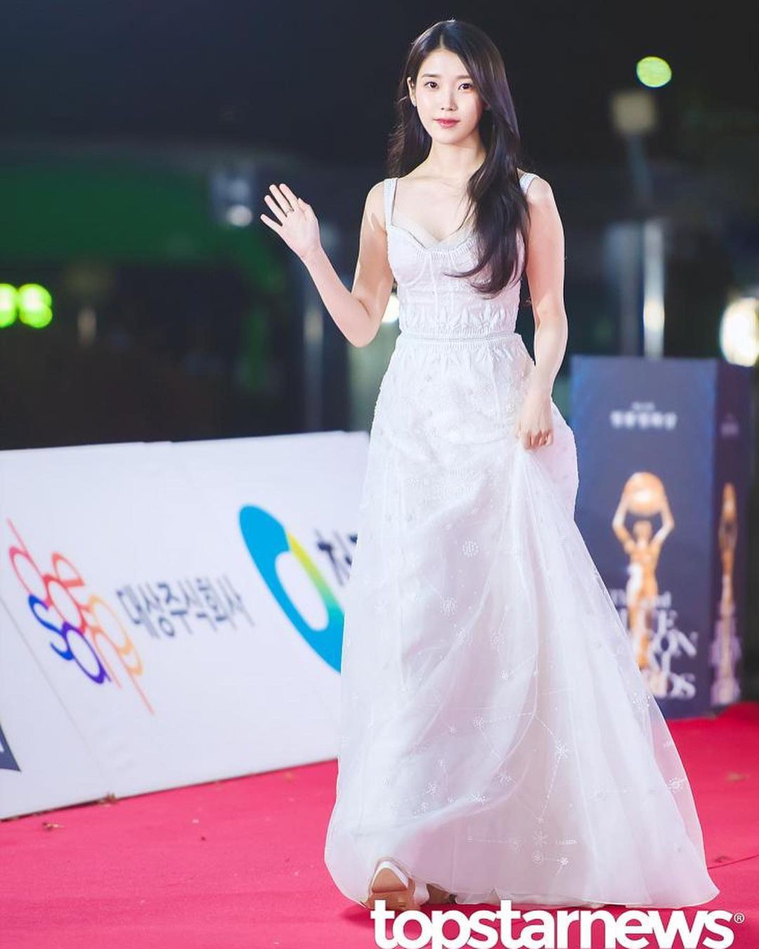 Какие платья выбирают корейские знаменитости для того, чтобы блистать на церемониях?