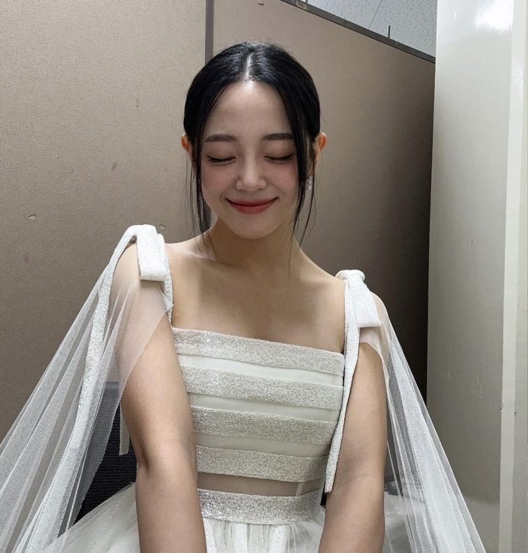Какие платья выбирают корейские знаменитости для того, чтобы блистать на церемониях?