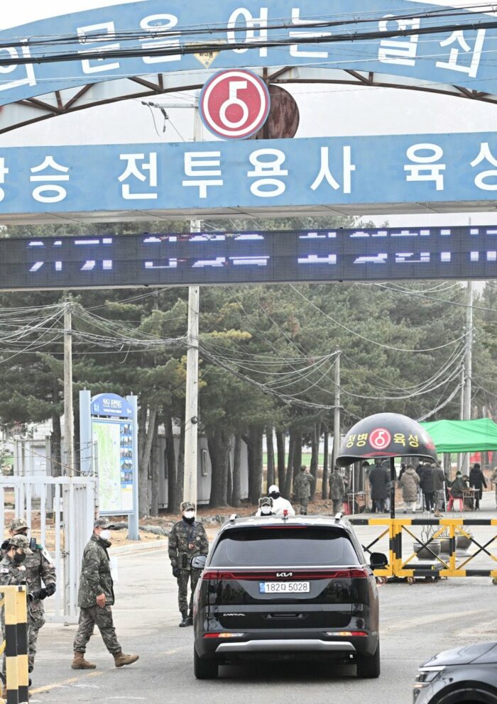 Джин из BTS прибыл на военную церемонию поступления