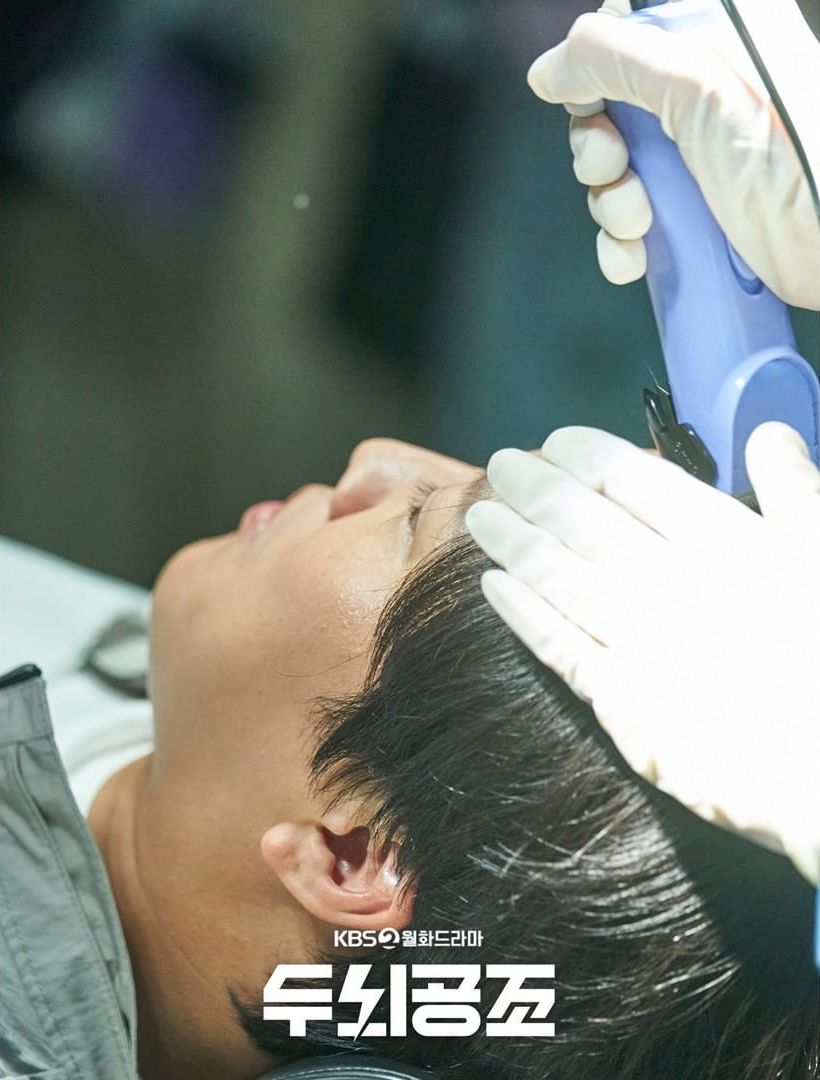 Ча Тэ Хён лежит на операционном столе и готов сбрить волосы в предстоящей дораме