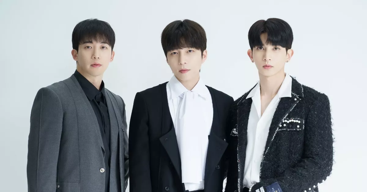 U-KISS представили новые профайл-фото в честь 15-летия дебюта