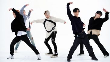 WayV исполняют каверы на aespa, NCT DREAM, NewJeans, SHINee и GOT the beat на "Weekly Idol"