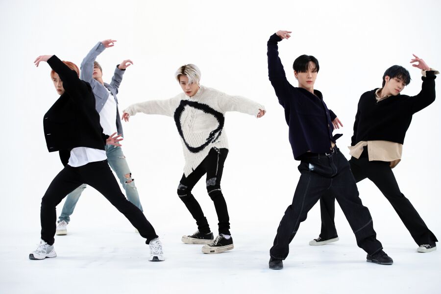 WayV исполняют каверы на aespa, NCT DREAM, NewJeans, SHINee и GOT the beat на "Weekly Idol"