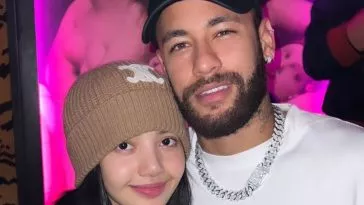 Лиса из BLACKPINK позирует для фото со звездой футбола Неймаром