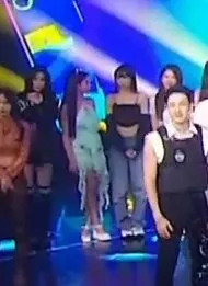 Бывшие участницы IZ*ONE Вонён и Чэвон воссоединились на 37-й церемонии вручения премии Golden Disc и продемонстрировали свою тесную дружбу