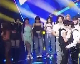 Бывшие участницы IZ*ONE Вонён и Чэвон воссоединились на 37-й церемонии вручения премии Golden Disc и продемонстрировали свою тесную дружбу