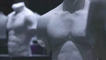 Эта участница "Physical: 100" доказывает нам, что размер не имеет значения