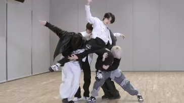 TXT удивляют в потрясающем видео с танцевальной практикой для “Devil By The Window”