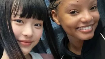 Международные фанаты к-поп осудили расистские и ненавистнические комментарии, направленные на Холли Бейли в Instagram NewJeans