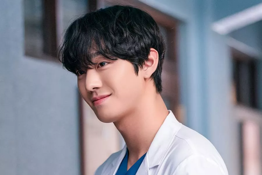 Ан Хё Соп возвращается в роли гениального хирурга, идущего по стопам Хан Сок Гю в дораме "Учитель Ким, доктор-романтик 3"
