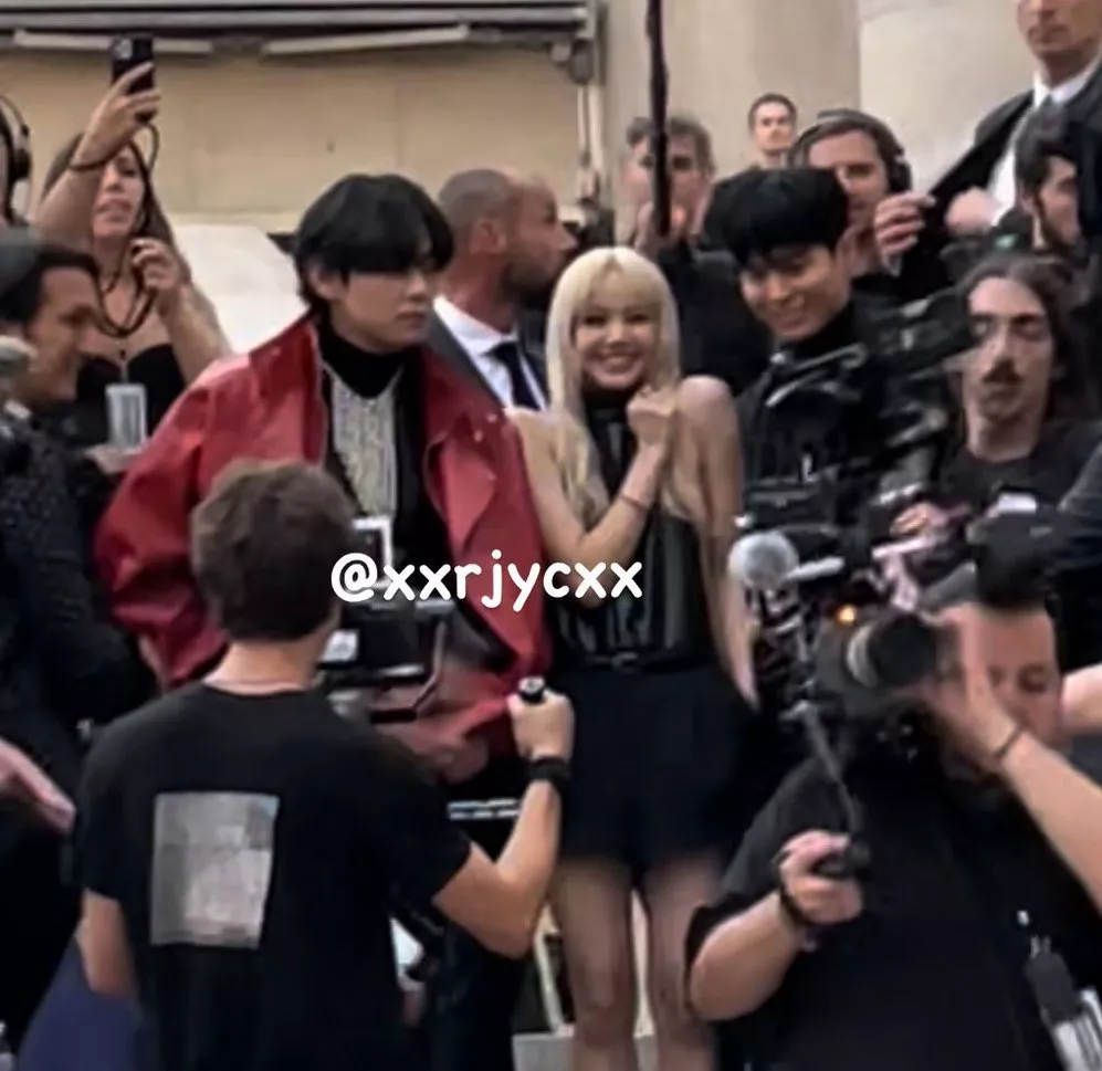 Дженни из BLACKPINK чрезвычайно взволнована во время неожиданной встречи с актером Пак Со Джуном на показе Chanel