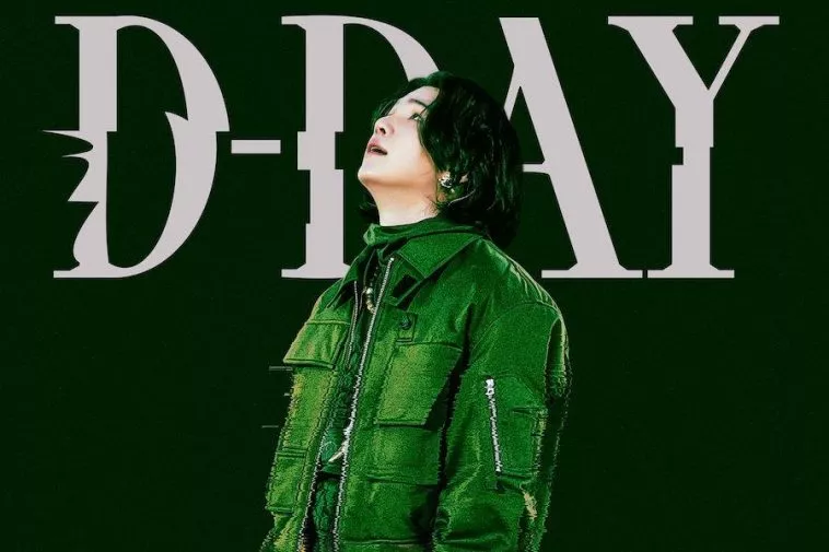 Шуга из BTS смотрит в небо на постере к новому документальному фильму "SUGA: Road To D-DAY"