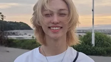 Феликс из Stray Kids поразил поклонников своими прекрасными снимками без грима