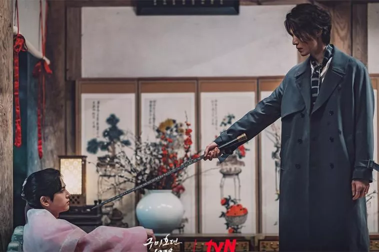 Ли Дон Ук обращает свой меч против Ёнхуна из THE BOYZ в "Сказании о кумихо 2"
