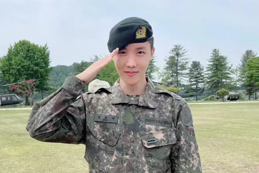 Джей-Хоуп из BTS поделился новостями из армии и фотографиями в военной форме