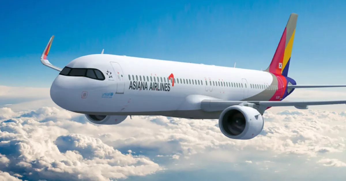 La puerta del avión de Asiana Airlines se abrió en el aire durante el vuelo