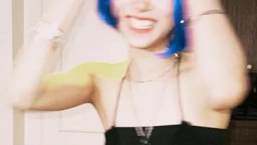 ""Синие волосы?!" Казуха из LE SSERAFIM стала вирусной благодаря своему последнему "преображению"