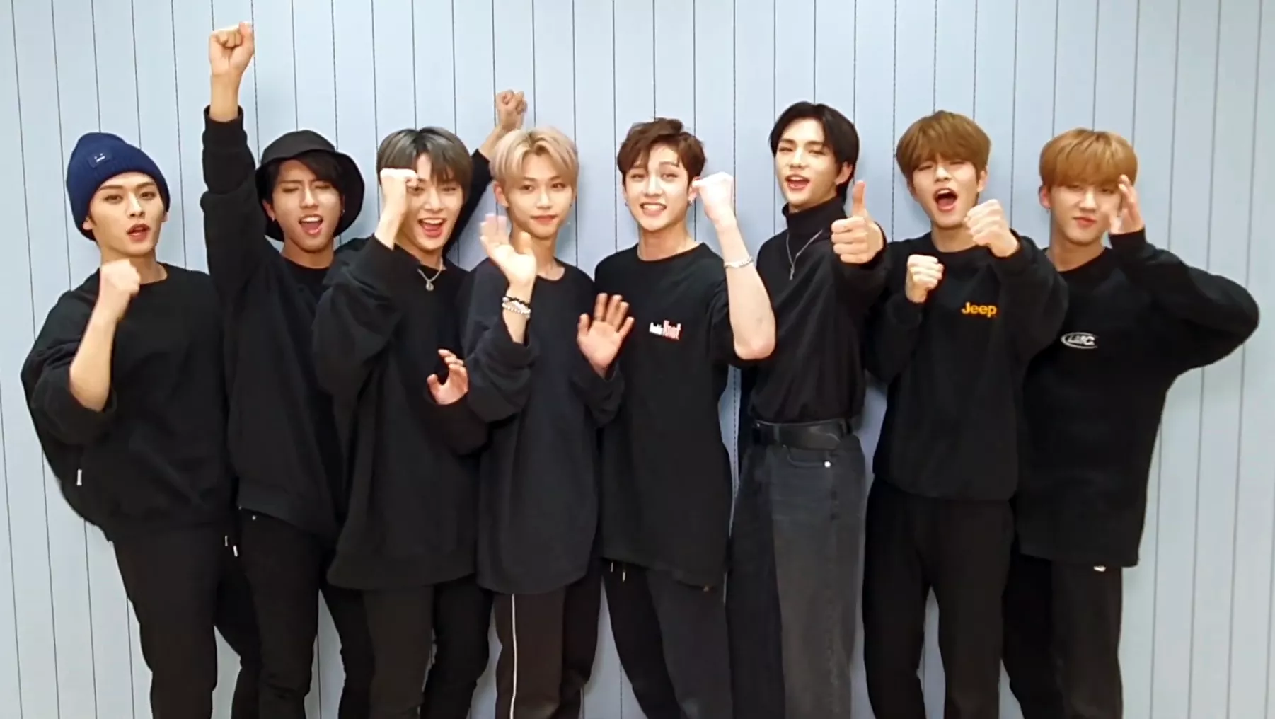 Участники группы Stray Kids назвали имена первых людей, которым они позвонили после дебюта