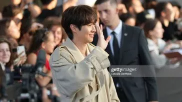 10 неотредактированных фотографий Чхве У Шика на показе AMI в Париже, которые доказывают его великолепный внешний вид IRL