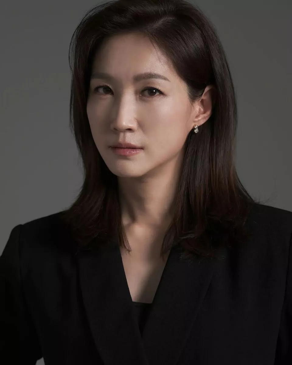 Корейская модель Ли Пхён скончалась в возрасте 43 лет - знаменитости выражают скорбь и сожаление
