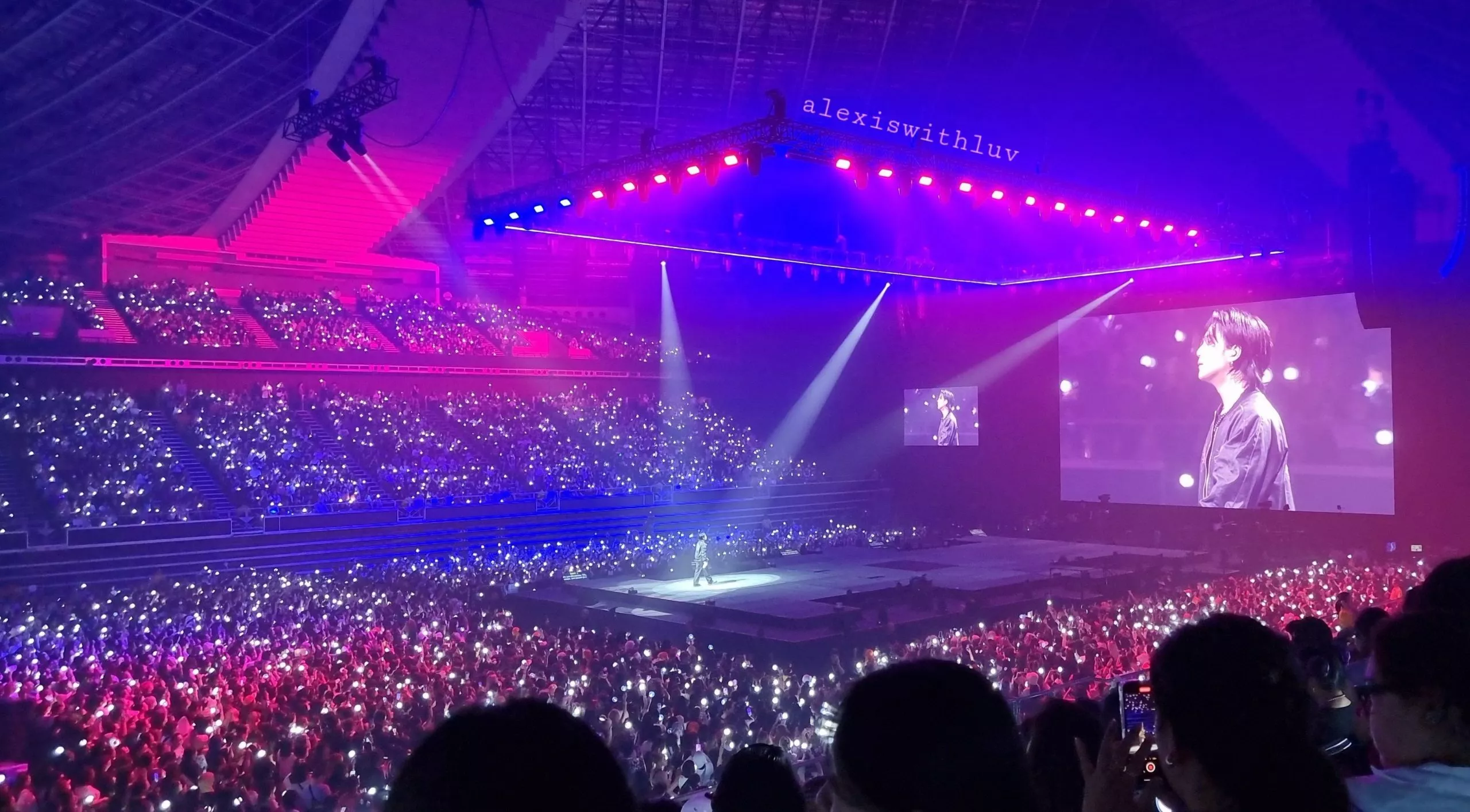 Шуга из BTS доказывает свой профессионализм перед лицом пожара на сцене во время выступления в Сингапуре