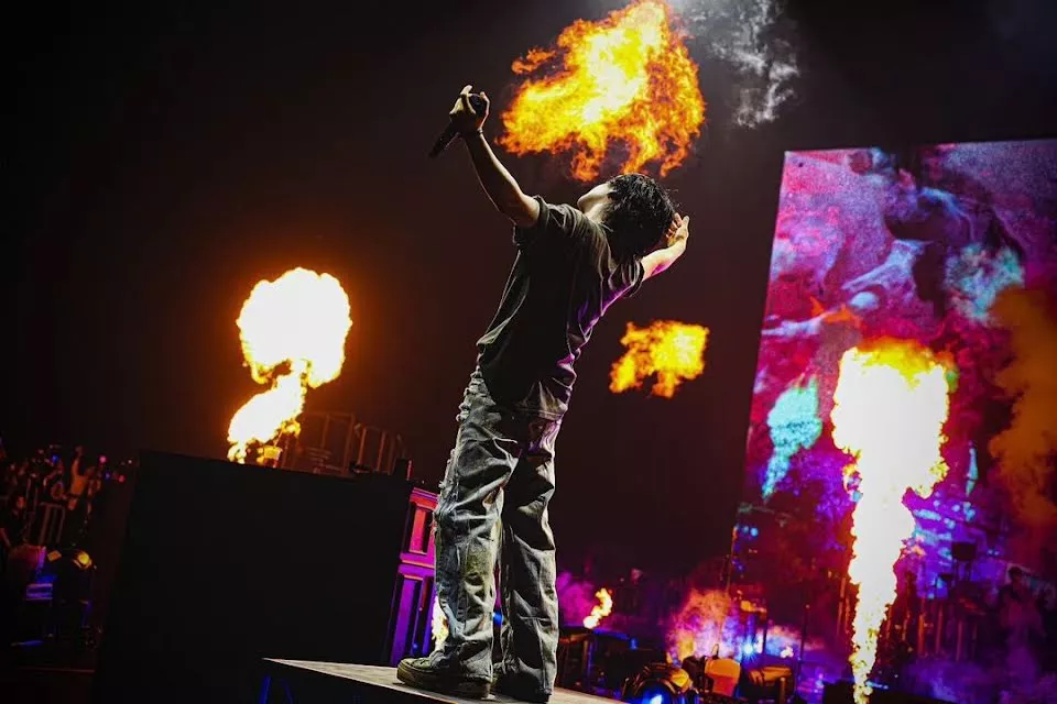 Шуга из BTS доказывает свой профессионализм перед лицом пожара на сцене во время выступления в Сингапуре