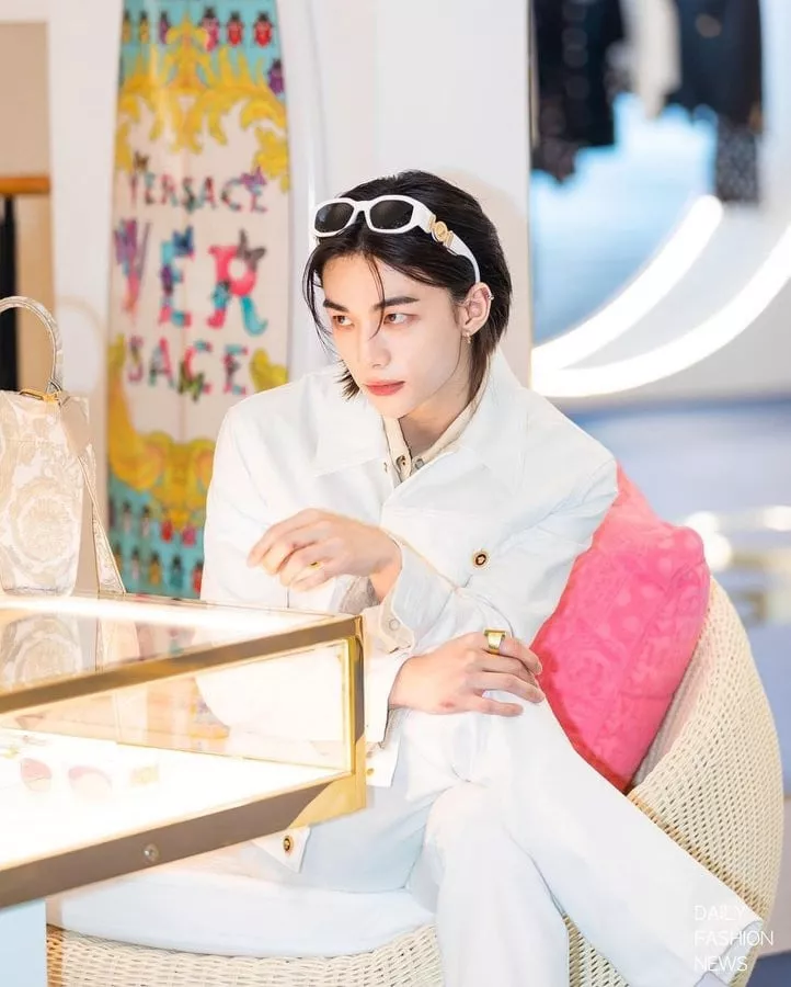 Хенджин из Stray Kids блистает на открытии поп-ап магазина Versace в Сеуле