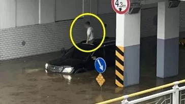 Человек, вылезший из люка затопленного автомобиля, получил прозвище "Мастер люка" Человек, вылезший из люка затопленного автомобиля, получил прозвище "Мастер люка"