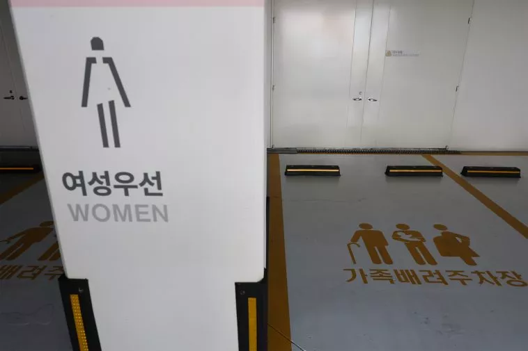 Сеул отказывается от парковочных мест только для женщин