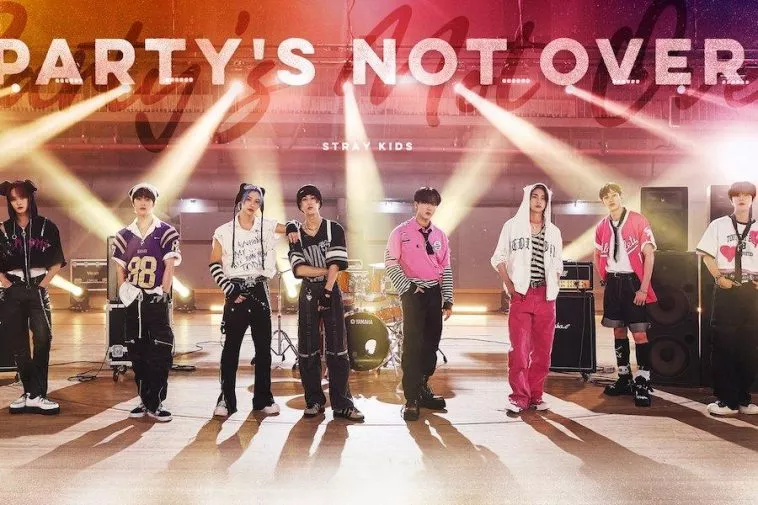 Stray Kids отмечают день рождения STAY новой песней "PARTY'S NOT OVER"