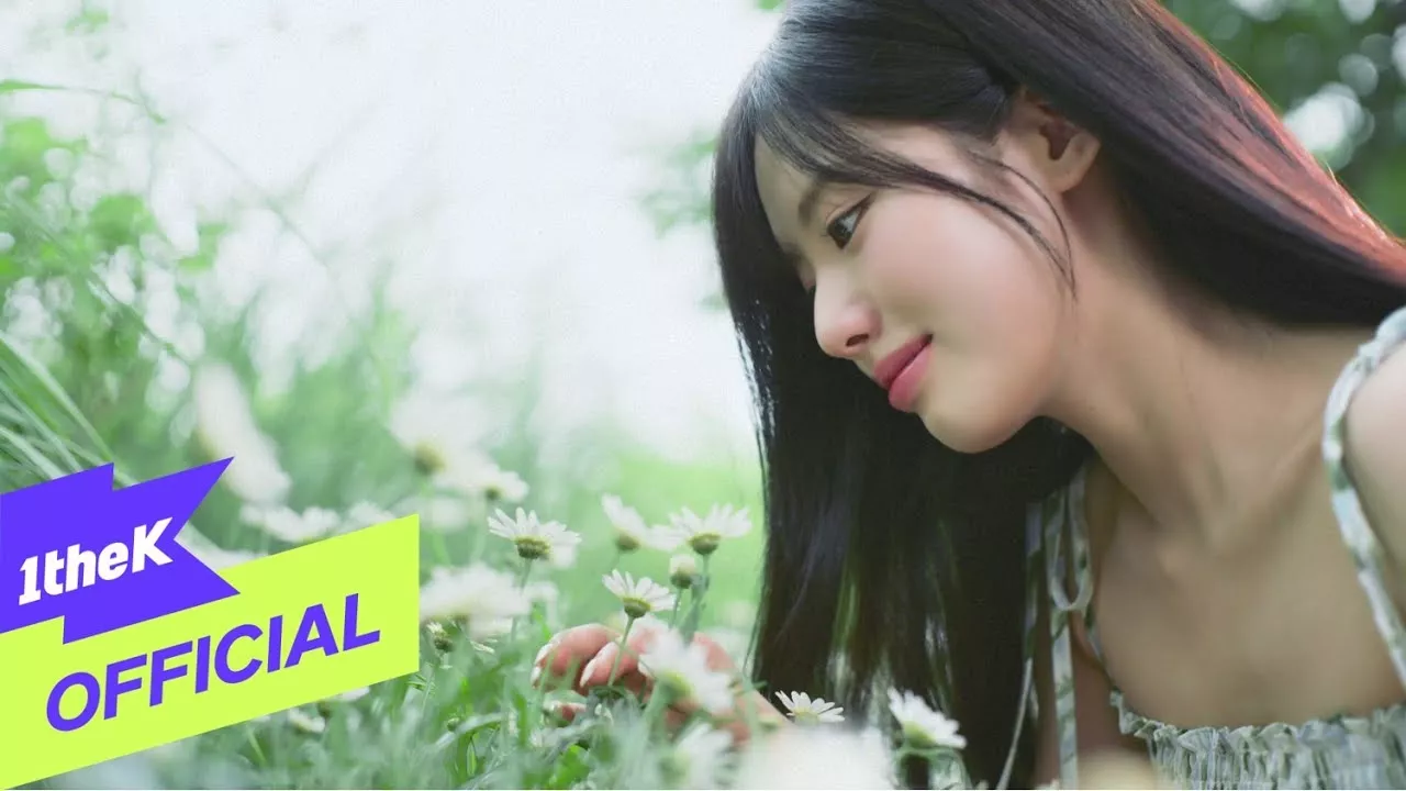 Пак Джи Вон из группы fromis_9 представила великолепный тизер летнего клипа на песню "Talk to Me"