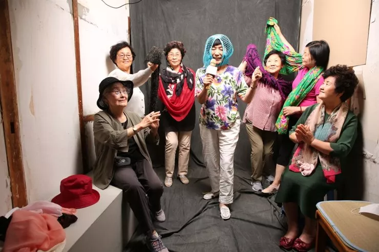 Пожилые женщины обретают новую жизнь благодаря фотоклубу и кинематографу