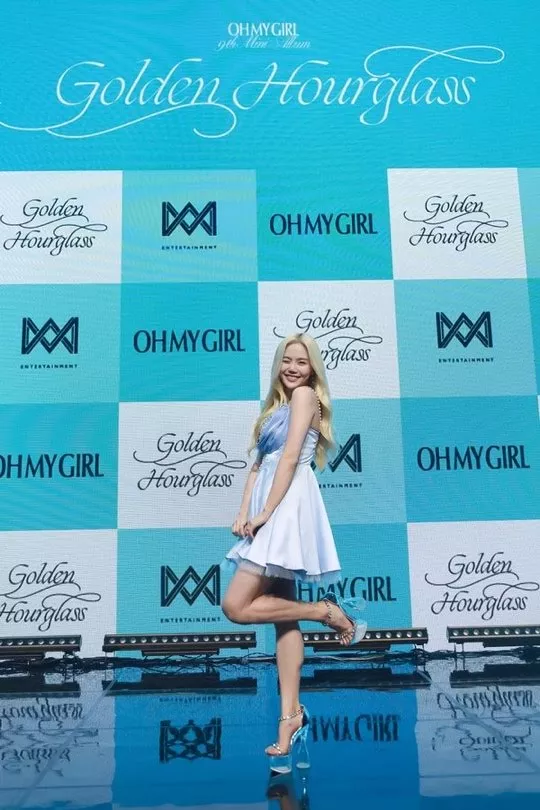 Хёджон из OH MY GIRL привлекла внимание невероятно высокими прозрачными каблуками во время своего шоукейса