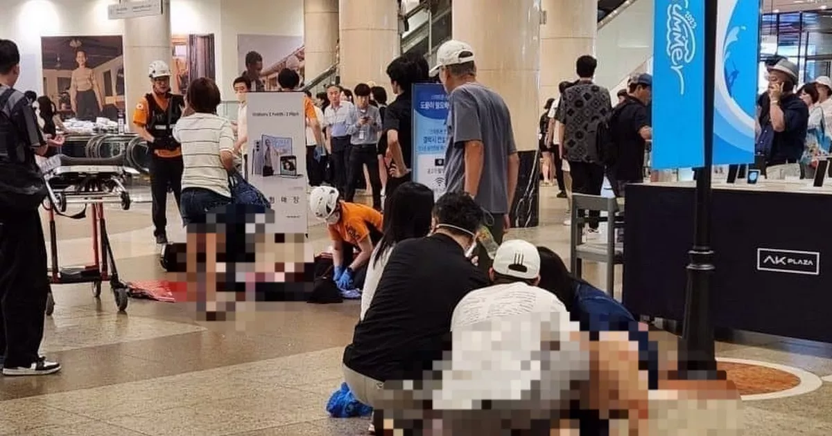 В результате нападения с ножом 14 человек госпитализированы, 12 находятся в критическом состоянии В результате нападения с ножом 14 человек госпитализированы, 12 находятся в критическом состоянии