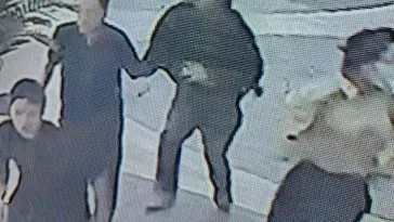 По меньшей мере 17 человек получили ранения в результате поножовщины и наезда автомобиля в районе Пундангу + видео По меньшей мере 17 человек получили ранения в результате поножовщины и наезда автомобиля в районе Пундангу + видео