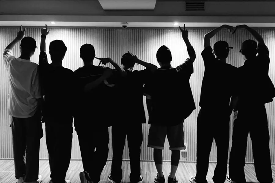 Новая бойз-группа BLIT, состоящая из 7 участников Boys Planet, сменила название на EVNNE и открыла официальные аккаунты в социальных сетях