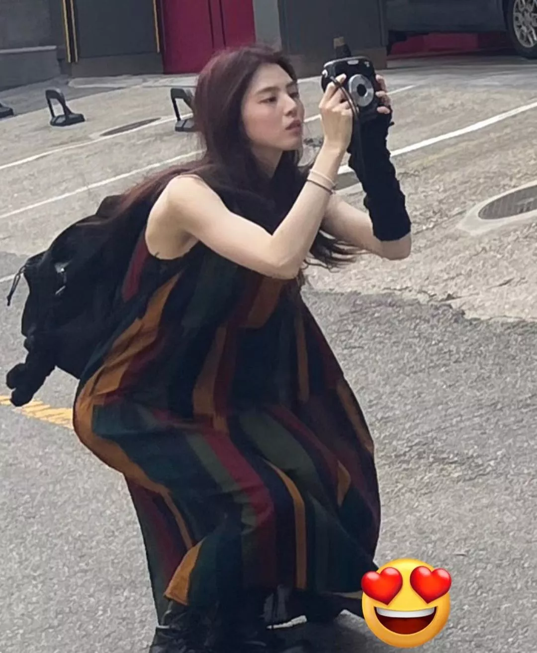 Удобно, но модно! 5 способов, которыми корейские знаменитости сочетают рюкзаки в своих образах