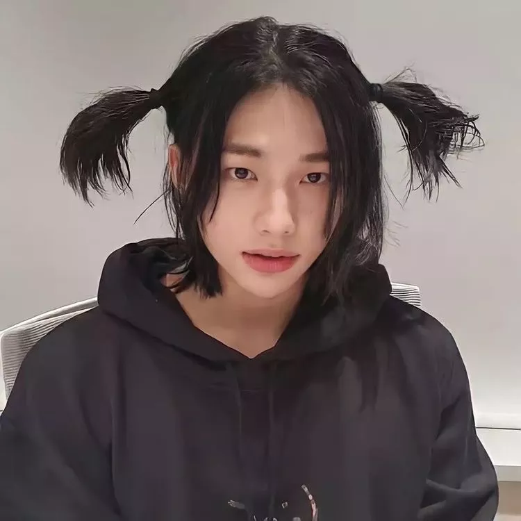 [Pann] Нетизены пытаются выяснить, какие волосы Хёнджину из Stray Kids идут больше, длинные или короткие