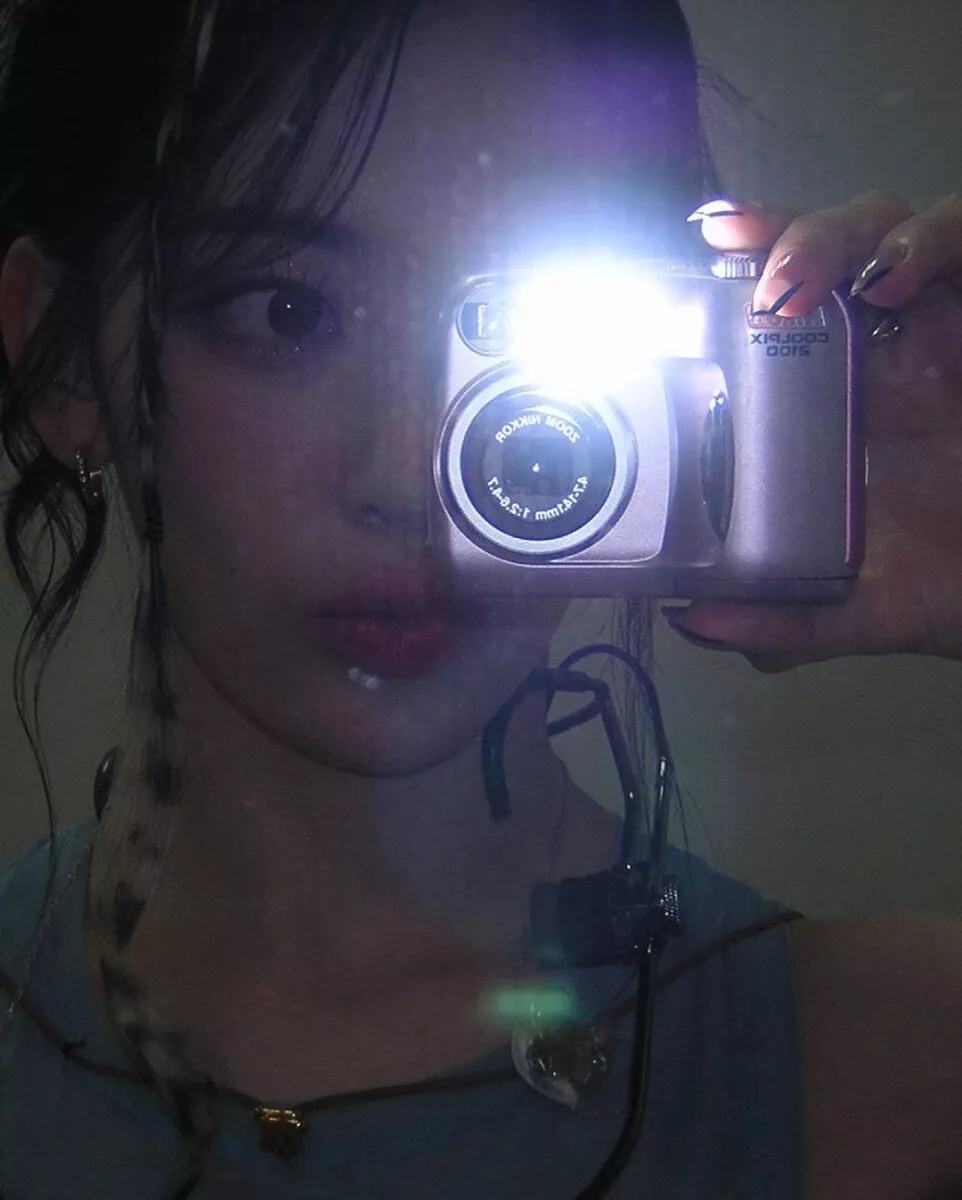 Телефон-раскладушка, проводные наушники, пленочная камера: корейские звезды все еще пользуются гаджетами из 2000-х