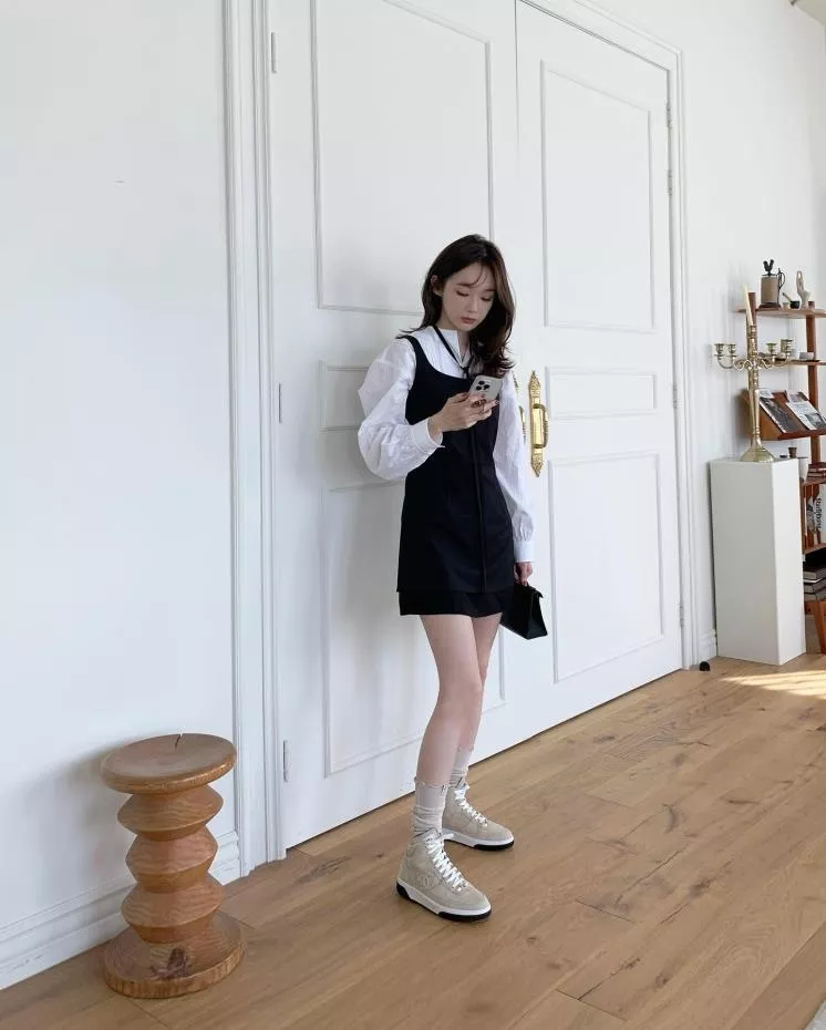 Певица и актриса Кан Мин Гён в черном платье поверх белой блузки