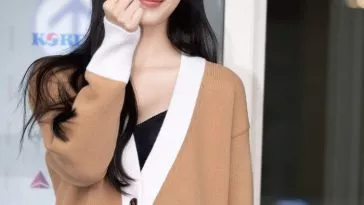 Мун Га Ён показала привлекательный образ без низа в аэропорту Мун Га Ён показала привлекательный образ без низа в аэропорту