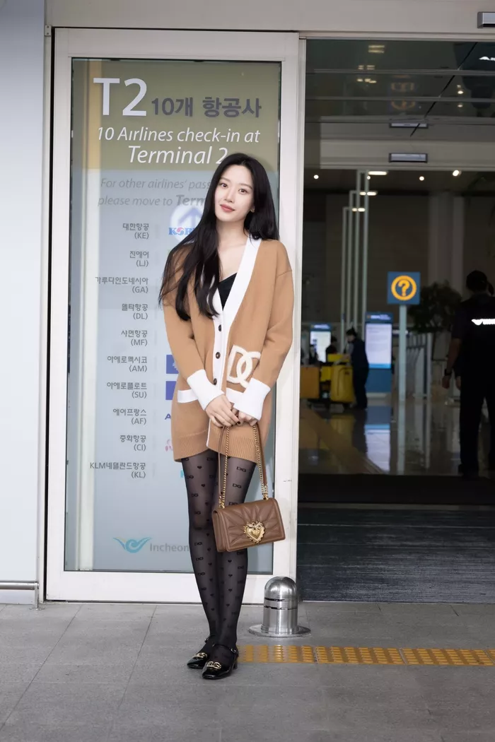 Мун Га Ён показала привлекательный образ без низа в аэропорту
